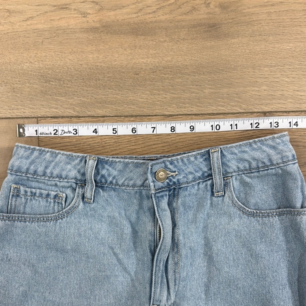 Hollister Women’s Ultra High Rise Distressed Mom Shorts Light Wash Size 5 - Picture 5 of 9